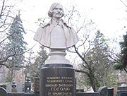 Митрополит Крутицкий Ювеналий совершил панихиду на могиле Гоголя на Новодевичьем кладбище